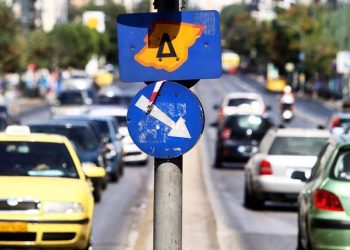 sto-trapezi-epektash-daktuliou-tram