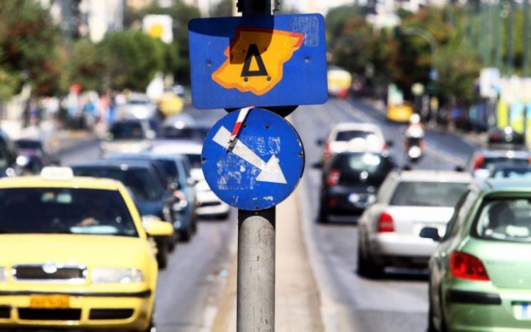 sto-trapezi-epektash-daktuliou-tram