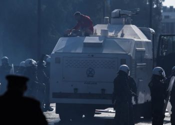 ΕΛ.ΑΣ. για τραυματισμό Πυροσβέστη: Δεν έγινε χρήση χειροβομβίδας κρότου λάμψης