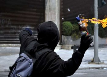 Νέος Ποινικός Κώδικας: Κακούργημα και 10ετής κάθειρξη για ρίψη μολότοφ σε πορείες