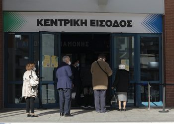 Εμβόλιο για τους άνω των 60 διαφορετικά πρόστιμο 100 ευρώ το μήνα – Τριπλασιάστηκαν τα ραντεβού σε μια ημέρα