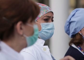 Η «εορταστική συνωμοσία» γιατρών και νοσηλευτών – Γίνονται φίλοι και συγγενείς στον καιρό της Covid-19
