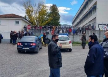 Χειροπέδες σε γυμνασιάρχη πέρασαν οι αρνητές «θεματοφύλακες του Συντάγματος» πέρασαν