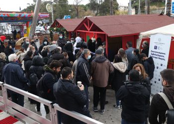 Μεγάλη ουρά για εμβολιασμούς στην Πλατεία Ελευθερίας