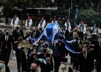 Πάνδημο αντίο στον Κάρολο Παπούλια (video)