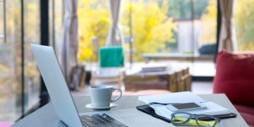 Χαράτσι 50% στον μισθό σε όσους γονείς πάρουν άδεια γιατί νοσεί το παιδί τους