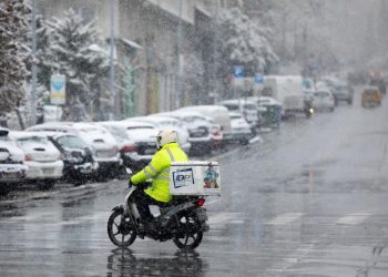 Διανομείς στη Θεσσαλονίκη: «Αρνούμαστε να δουλέψουμε σε ακραίες καιρικές συνθήκες»