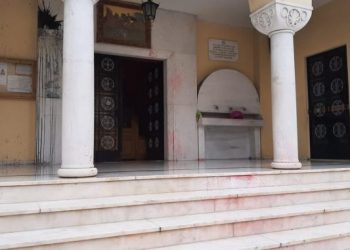 Πατήσια: Πέταξαν μπογιές στην εκκλησία του ιερέα που κατηγορείται για βιασμό ανήλικης