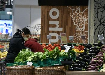 Ανατιμήσεις και ελλείψεις σε ευπαθή προϊόντα αφήνει πίσω της η κακοκαιρία “Ελπίδα”