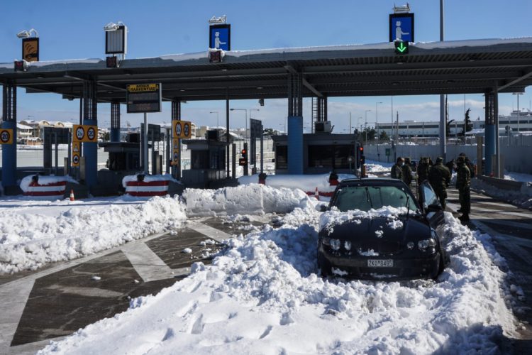 Συνεχίζεται για δεύτερη ημέρα η επιχείρηση απεγκλωβισμού οχημάτων από την Αττική Οδό, Τετάρτη 25 Ιανουαρίου 2022.
(ΓΙΩΡΓΟΣ ΚΟΝΤΑΡΙΝΗΣ/EUROKINISSI)