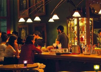 Κρήτη: Σύλληψη και καμπάνα σε ιδιοκτήτη μπαρ που παραβίασε το ωράριο