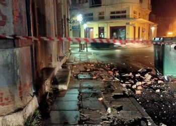 Σεισμός 5,3 Ρίχτερ στη Φλώρινα: Στους δρόμους οι κάτοικοι, έπεσαν σοβάδες από κτίρια σε αυτοκίνητα, έσπασαν τζαμαρίες