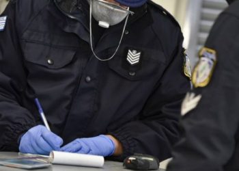 Κρήτη: Βγαίνουν έξω χωρίς μάσκα – «Βροχή» τα πρόστιμα