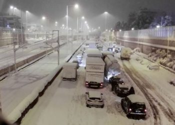 Κακοκαιρία «Ελπίδα»: Πάνω από 20 ώρες εγκλωβισμένοι στην Αττική Οδό – Ολονύκτια μάχη!