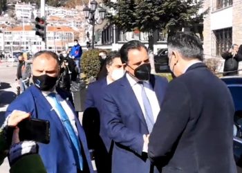 Άγριες αποδοκιμασίες κατά Γεωργιάδη στην Καστοριά (VIDEO)