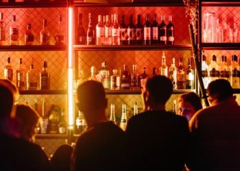 Χαλάρωση μέτρων: «Ναι» σε όρθιους στη διασκέδαση – Τι θα γίνει με γήπεδα, σχολικές εκδρομές