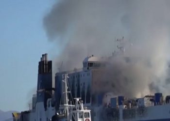 Euroferry Olympia: Εντοπίστηκε νεκρός άνδρας στο φλεγόμενο πλοίο