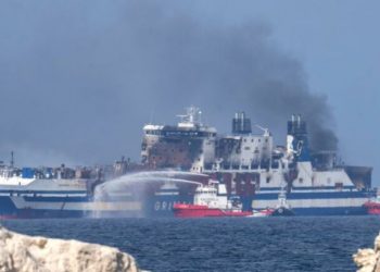 Euroferry Olympia: Μεταφέρεται στο λιμάνι του Αστακού-Το ζήτησε η Πυροσβεστική