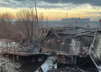 Πόλεμος Ουκρανία: Εισβολή με τανκς στο Κίεβο ετοιμάζουν οι Ρώσοι – Ανατινάζουν γέφυρες οι Ουκρανοί