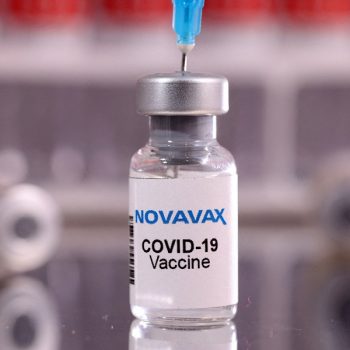 embolio-novavax-poies-oi-parenergeies