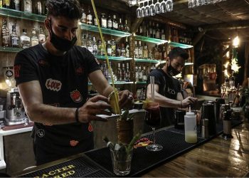 Χαλάρωση μέτρων: Τι αλλάζει από το Σάββατο για διασκέδαση, γήπεδα, σχολικές εκδρομές