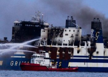 Κέρκυρα: Αγωνία για τους 10 αγνοούμενους στο φλεγόμενο πλοίο