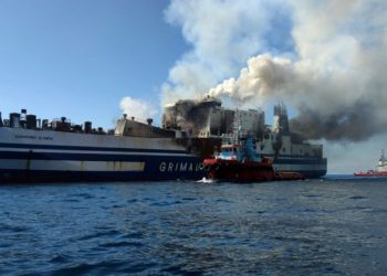 Euroferry Olympia: Μπαίνουν στο καμένο πλοίο οι πυροσβέστες για να βρουν τους 6 αγνοούμενους