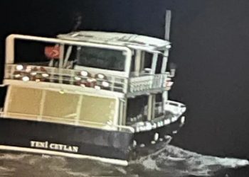 Σάμος: Το Λιμενικό απέτρεψε την είσοδο σκάφους με 180 μετανάστες από την Τουρκία