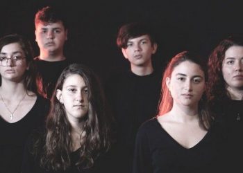 Μαθητές του Ηρακλείου τραγουδούν για τις γυναικοκτονίες στην Ελλάδα (βίντεο)