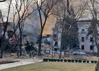 Μαριούπολη: Αποτροπιασμός από την επίθεση στο θέατρο όπου «είχαν καταφύγει πάνω από 1.000 άμαχοι»