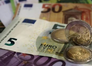 Έκτακτο επίδομα 200 ευρώ: Πότε θα δουν χρήματα στον λογαριασμό τους οι δικαιούχοι