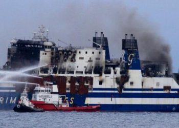 Euroferry Olympia: Συνεχίζεται η επιχείρηση κατάσβεσης στο πλοίο