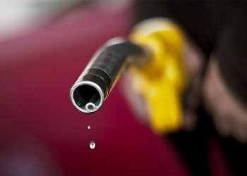 Ασμάτογλου για τιμή βενζίνης: Στα 2,5 ευρώ το λίτρο μέχρι το τέλος της εβδομάδας