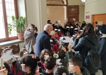 Μαθητές του Ηρακλείου έστειλαν μηνύματα ειρήνης από τη Λότζια