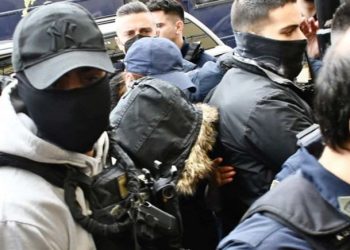 Στην Ευελπίδων με κουκούλα και αλεξίσφαιρο η Ρούλα Πισπιρίγκου