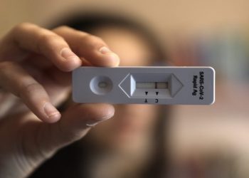 Μαθητές: Από σήμερα παίρνουν 3 δωρεάν self test