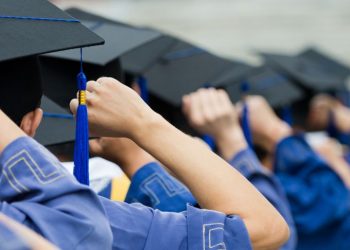 to-iky-xorhgei-500-upotrofies-gia-didaktorikes