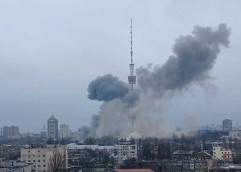 Πέντε νεκροί από ρωσικό βομβαρδισμό στον πύργο τηλεόρασης στο Κίεβο
