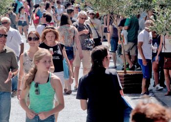 Επιστροφή στην κανονικότητα από 1η Μαΐου – Παραμένει η μάσκα στους εσωτερικούς χώρους