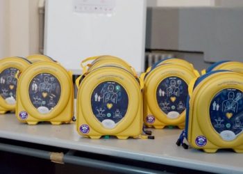 Με απινιδωτές εξοπλίστηκαν δέκα σχολικά συγκροτήματα της Θεσσαλονίκης