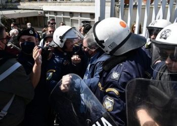 Επίθεση των ΜΑΤ στους απεργούς του ΟΑΕΔ – Καταδικάζει η ΓΣΕΕ