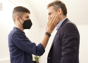 Συνάντηση του πρωθυπουργού στο Ηράκλειο με τον εκ γενετής τυφλό Κ.-Ε.Τσαγκατάκη: «Με γνώρισε με τον δικό του τρόπο. Θα είμαι δίπλα του όπως μπορώ»