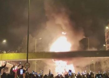 Πήρε «φωτιά» ο Νέος Κόσμος από τις μολότοφ το βράδυ της Ανάστασης! (VIDEOS)