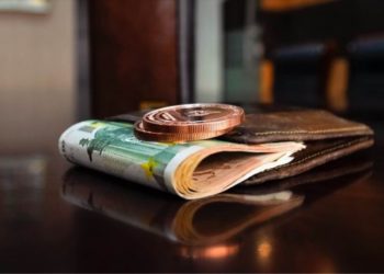 Κατώτατος μισθός: “Ποιοι δικαιούνται τα 713 ευρώ”