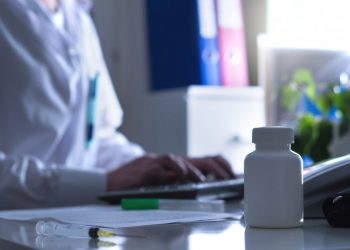 Μείωση υπερφορολόγησης και έλεγχο συνταγογράφησης ζητά η ελληνική φαρμακοβιομηχανία