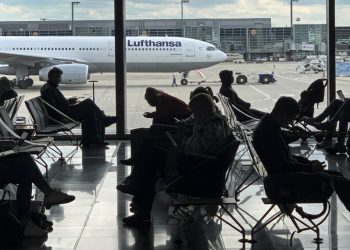 Ε.Ε: Μη υποχρεωτική η χρήση μάσκας σε αεροδρόμια και αεροπλάνα από 16 Μαΐου, με σύσταση ECDC και EASA