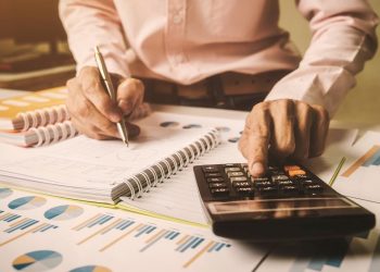 ΟΟΣΑ: Mείωση φορολογίας στους μισθούς στην Ελλάδα