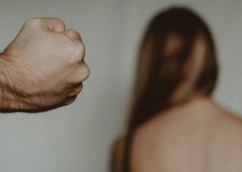 Γυναικοκτονία: Στραγγάλισε τη γυναίκα του και προσπάθησε να αυτοκτονήσει