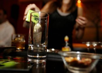 Ηράκλειο: Στο νοσοκομείο 17χρονη μαθήτρια μετά από κατανάλωση αλκοόλ