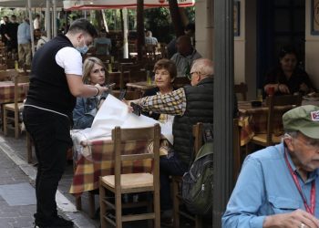 Έρχεται μειωμένος ΦΠΑ σε εστίαση, τουρισμό, μετακινήσεις για όλο το 2022